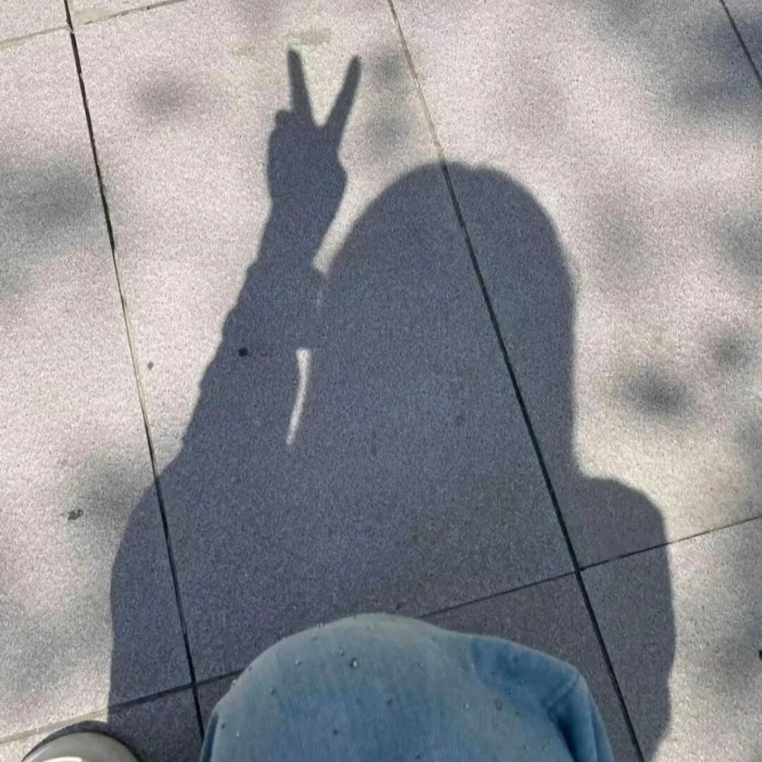 一辈子很短，能哼着歌前行，就别背着心事赶路。 ​​​