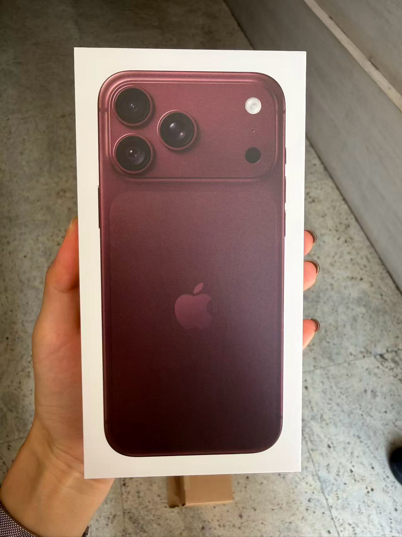 搞定了，帮天才老板加300元收了1台iPhone 18 Pro Max  2TB