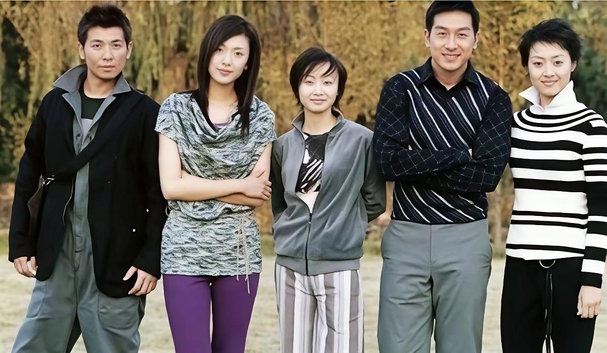 5星同框：感觉最亮眼的竟然不是左一的保剑锋，也非长发垂肩的倪景阳与几绺柔发覆额的