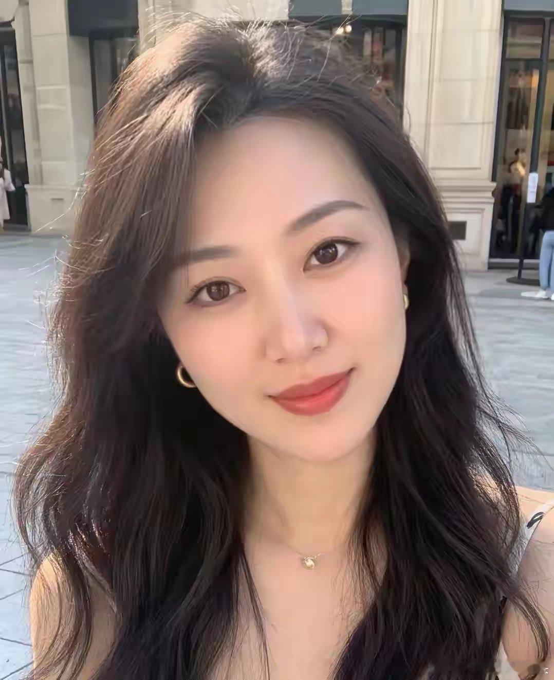 家人们早呀！今天星期三，在线的都来互动打卡养金粉啦！后面我会建金粉群！并且月互动