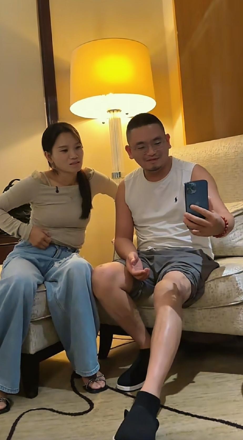 小强腿伤无法陪阿娇出海，罗琦扛起重担变身女汉子
 
海哥的摄影师小强，由于腿脚不