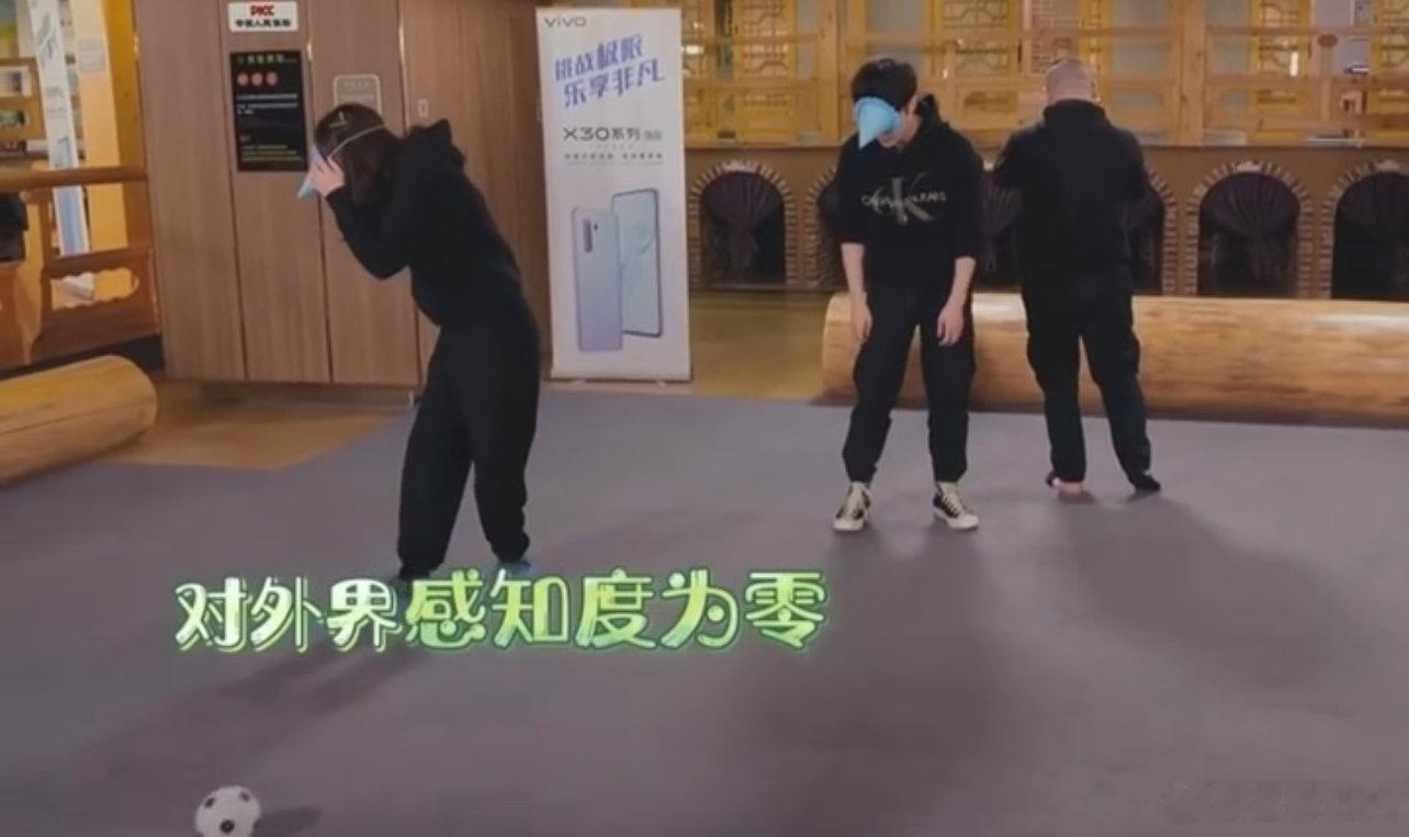 周星驰是看了这段让迪丽热巴演功夫女足吗周星驰是不是看过迪丽热巴张艺兴这段 周星驰