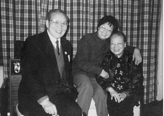 1932年，晋升无望的沈醉，得知姐夫余乐醒奉命抓捕徐昭俊后，他灵机一动，对姐夫道