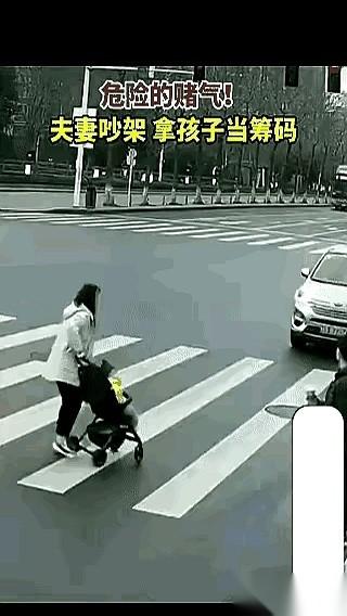 “你今天不道歉，我就抱着他从这跳下去！”
女人尖利的声音，像一把冰锥，瞬间刺穿了