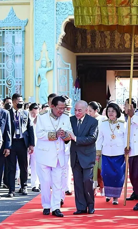 洪森想取代西哈莫尼当国王之心已久，只是害怕西哈莫尼国王和中国的友好关系，怕动西哈