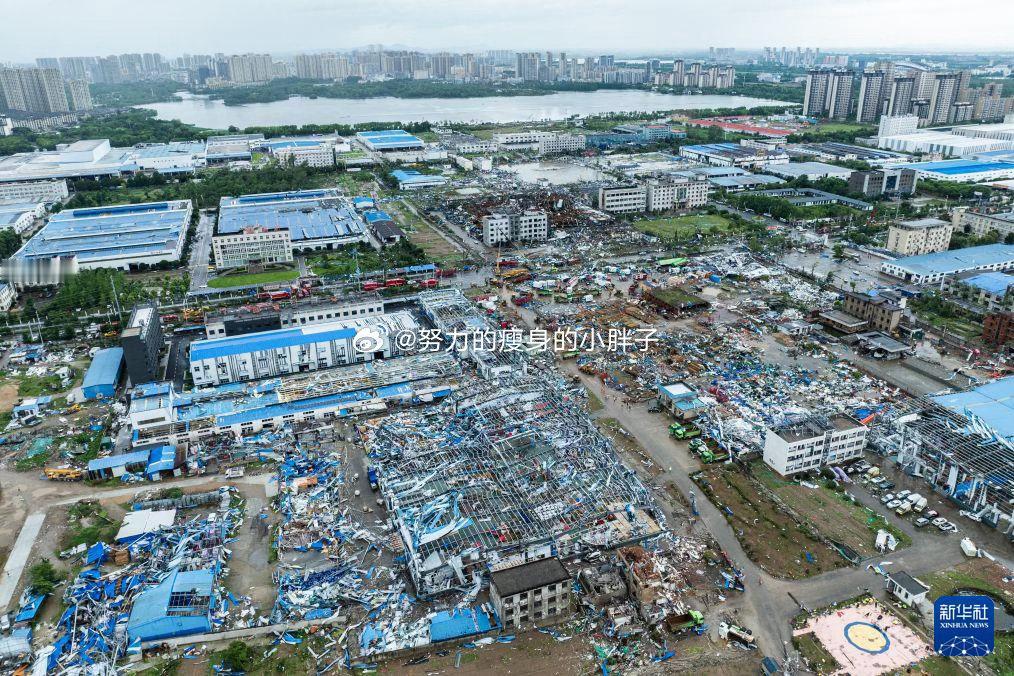 黄冈龙卷风接连不断的洪水、台风还有突发龙卷风，各类天灾接踵而至，真切能感受到人类