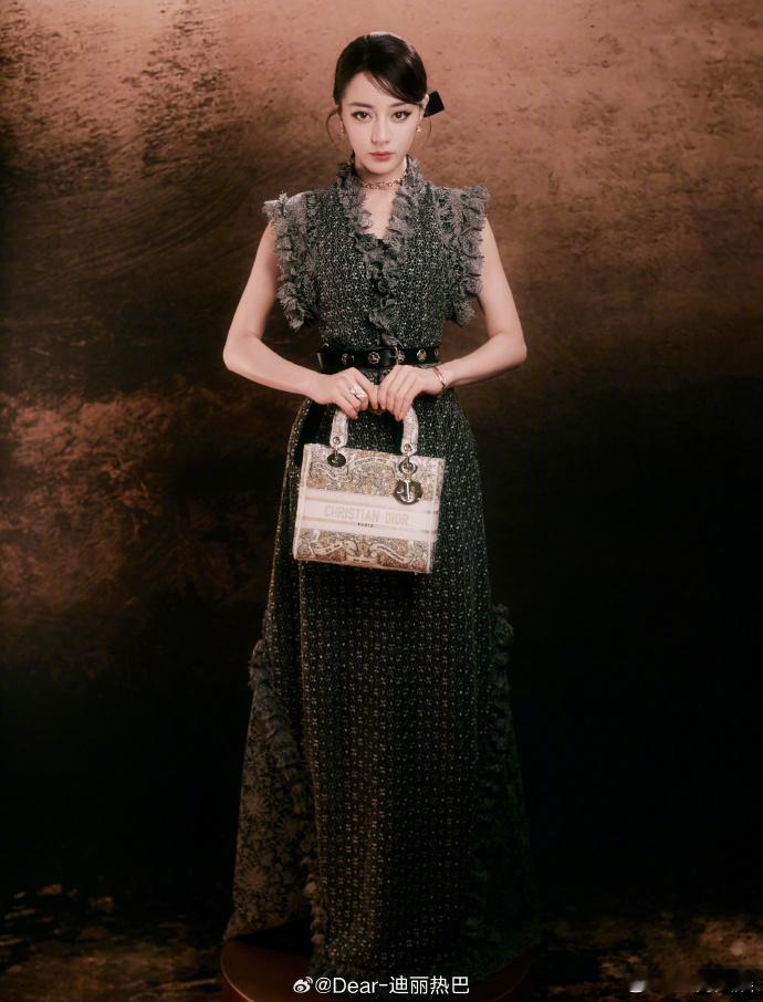 迪丽热巴一起开启浪漫节日  迪丽热巴一起感受温暖时光 看迪丽热巴在节日的活动中，