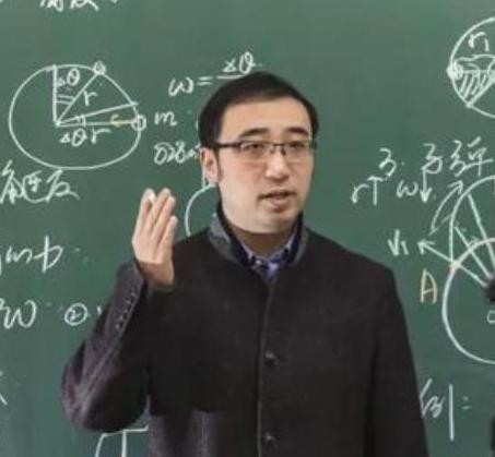 清华北大“双料学霸”李永乐，毕业后去到人大附中应聘老师，当校长看完他像书一样厚的