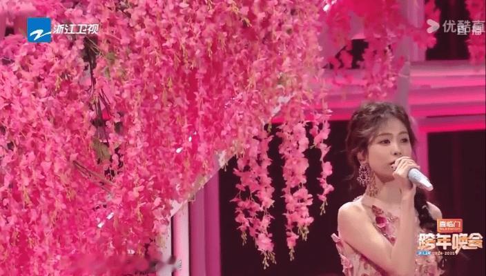 被白鹿的暖暖暖到了  白鹿 人美歌甜 白鹿跨年《暖暖》舞台，人美歌甜啊，治愈力十