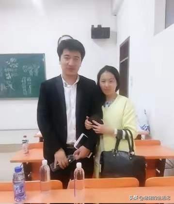 张雪峰的妻子真是一个独立清醒的女人。

曾经张雪峰告诉她没必要工作，她坚决要有自