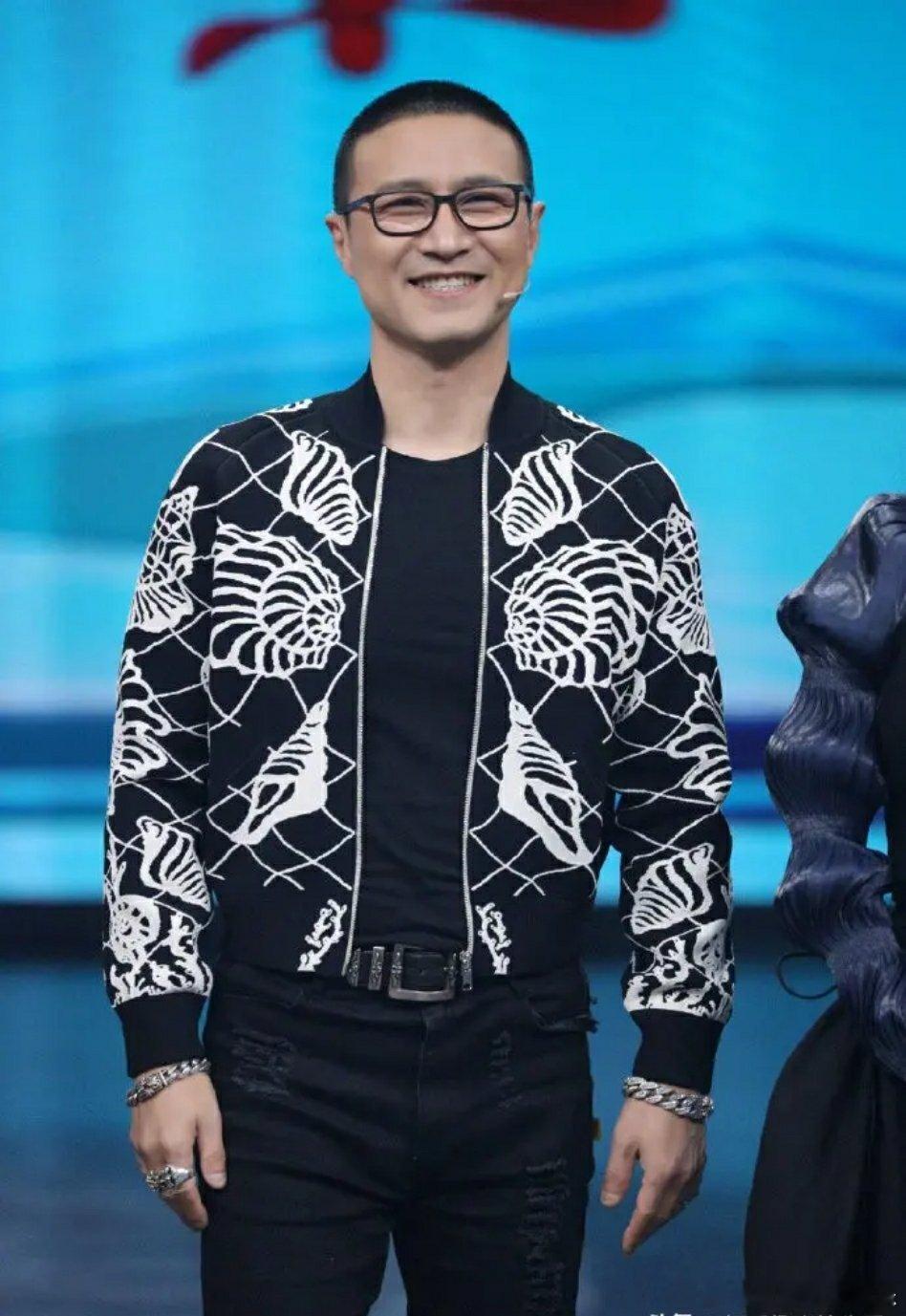 汪峰才是恋爱脑吧？至今还记得他演唱会上深情表白章子怡的画面，还为章子怡写了首《无