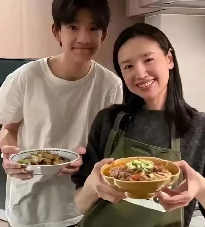 45 岁董洁晒和 16 岁儿子温馨生活，孩子帅气似可出道，母子似情侣👩‍❤️‍