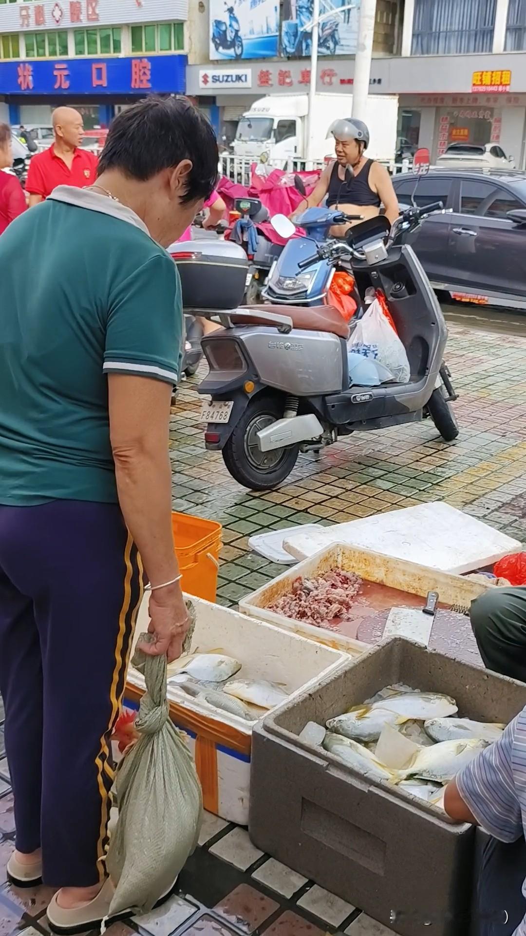 早上去赶集，那画面就像一幅生动的生活画卷。就说献县大集吧，清晨五点多，阳光透过窗