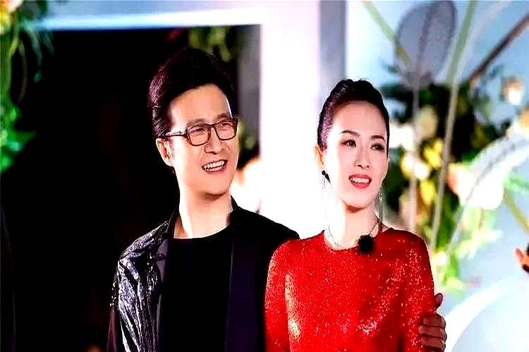 汪峰月付30万抚养费，见女儿得提前72小时报备。
一年52周家长会，章子怡到了