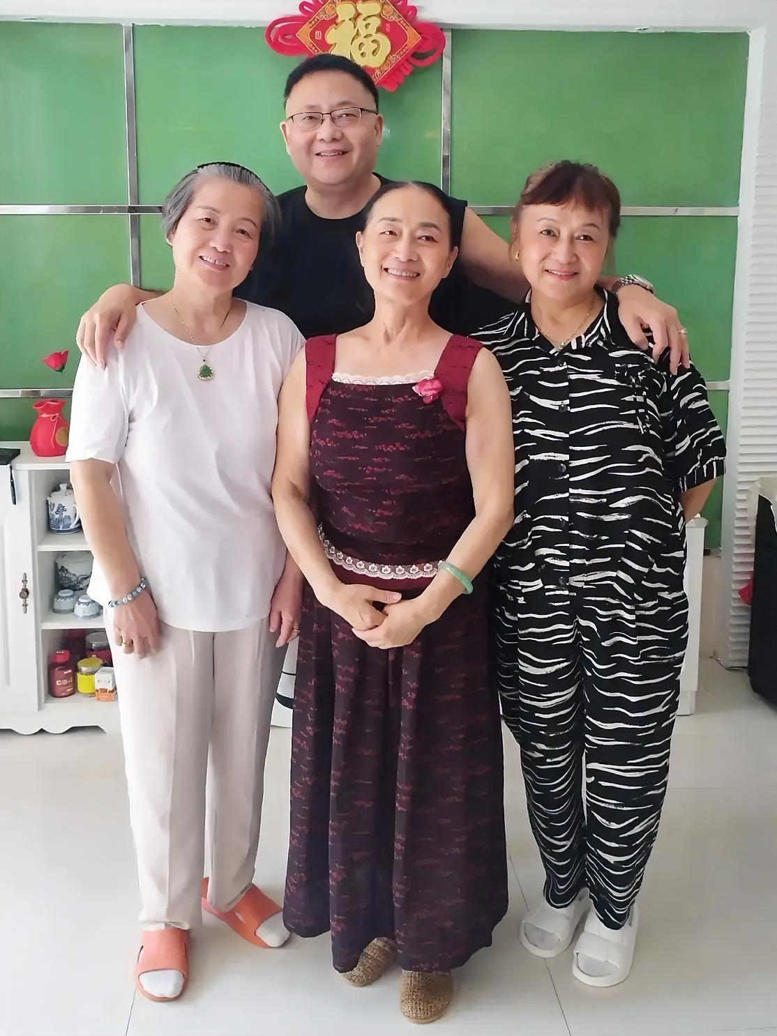 6月6号，早上10点左右，我正在剪视频，突然我的四姐打来电话，

老弟啊，明天星