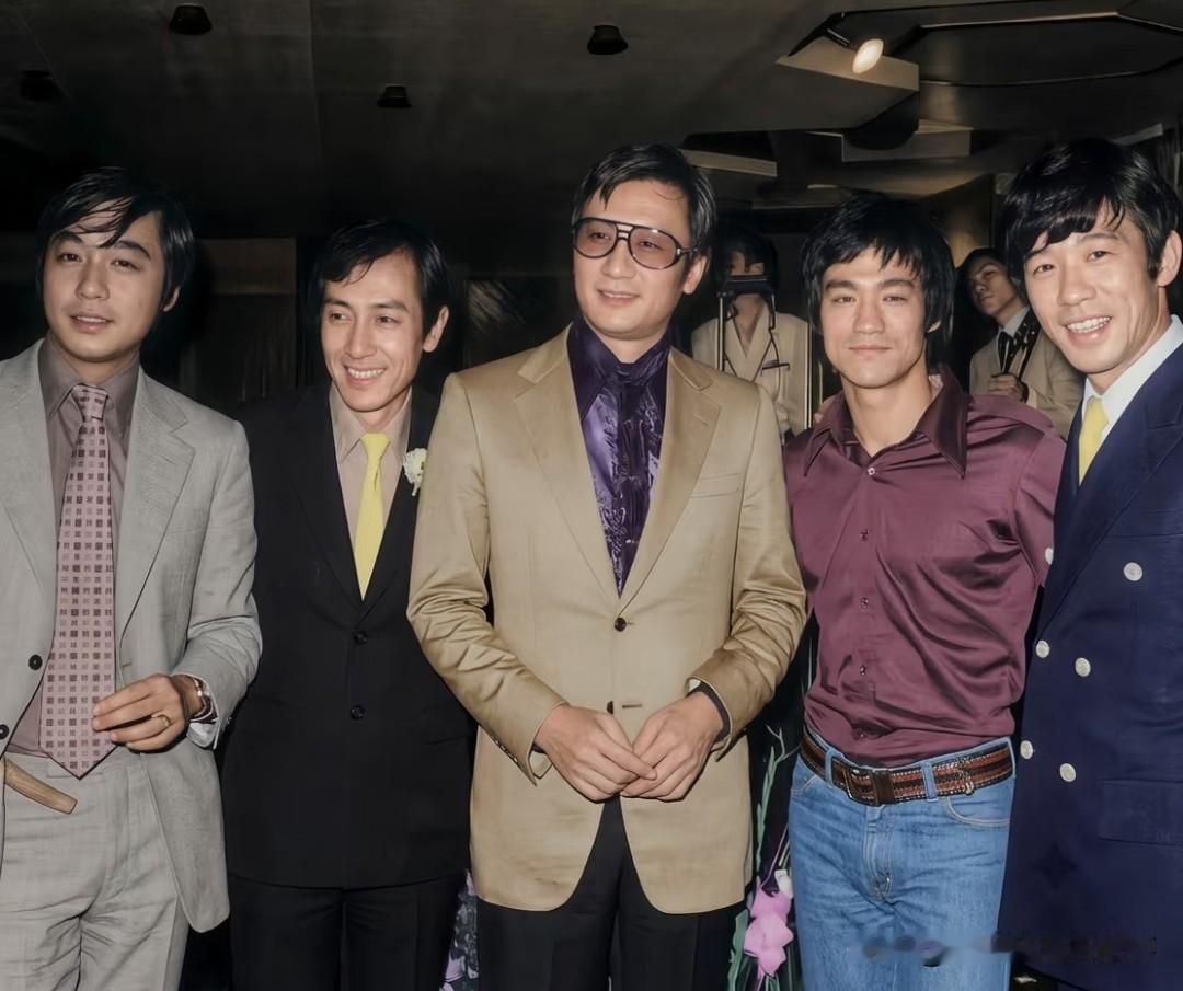 挖到一张1972年新雅夜总会开业的珍贵合影，阵容堪称封神：从左到右依次是曾江、郑