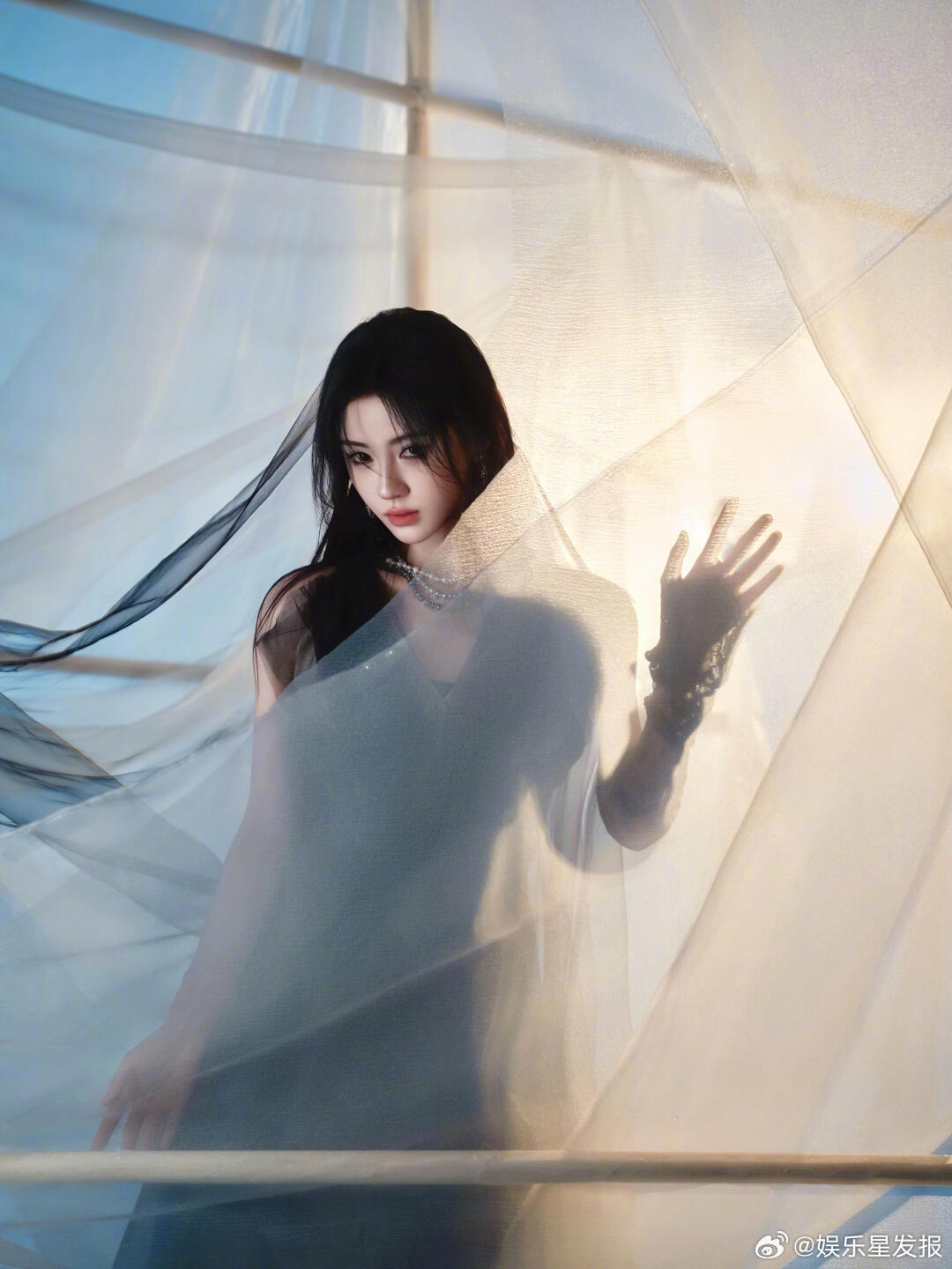 鞠婧祎想收信被保安拦住 一步三回头关注粉丝，重视每一份心意，长相精致又真诚，这样