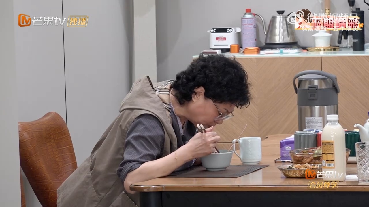 吕严和妈妈吃饭一言不发 几个细节看得人难受。妈妈小心翼翼夸好吃，吕严赶紧低头。她