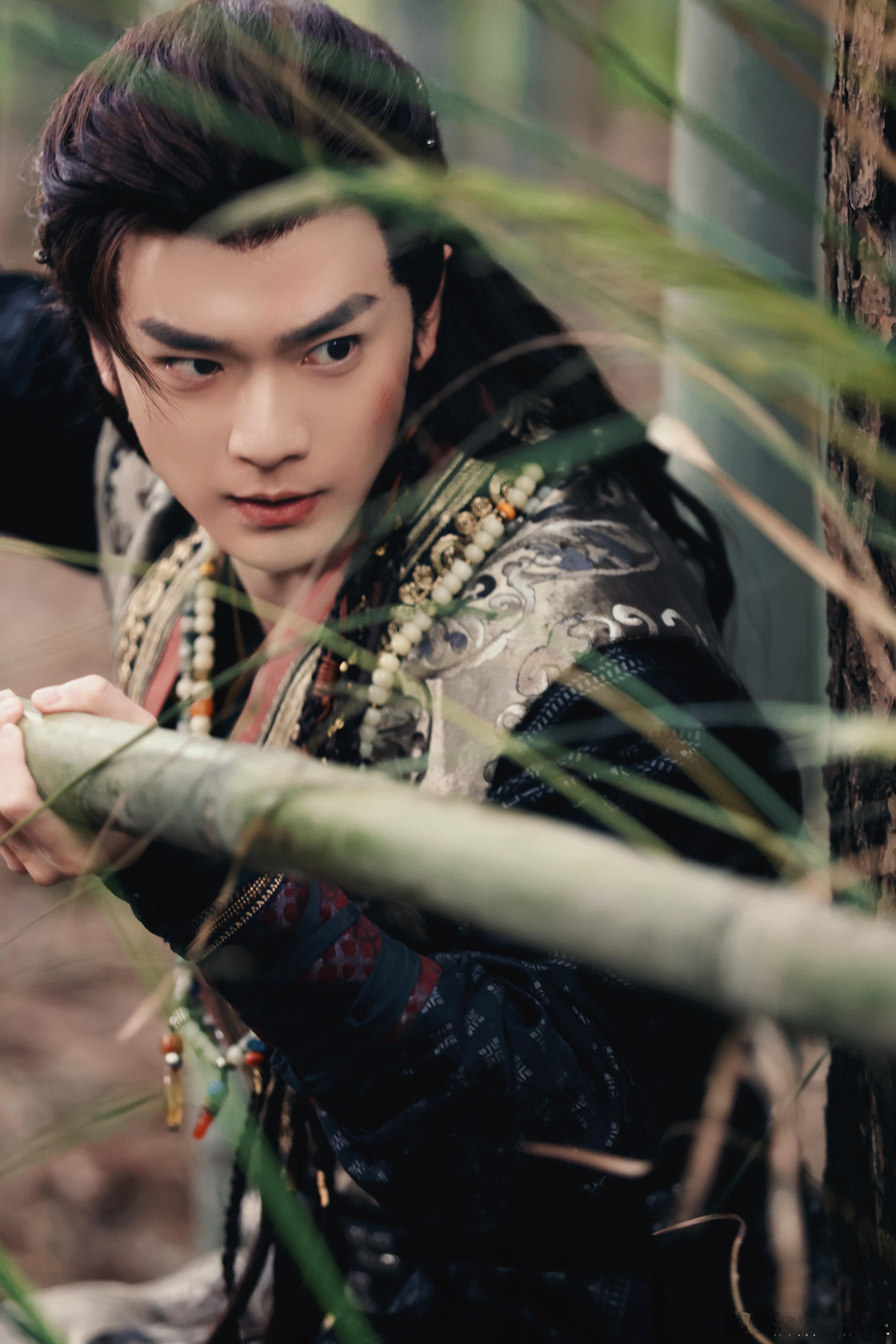 终于有人来给悬疑剧上强度了御赐小仵作2 第一案的悬疑氛围营造得太到位，我仿佛被卷