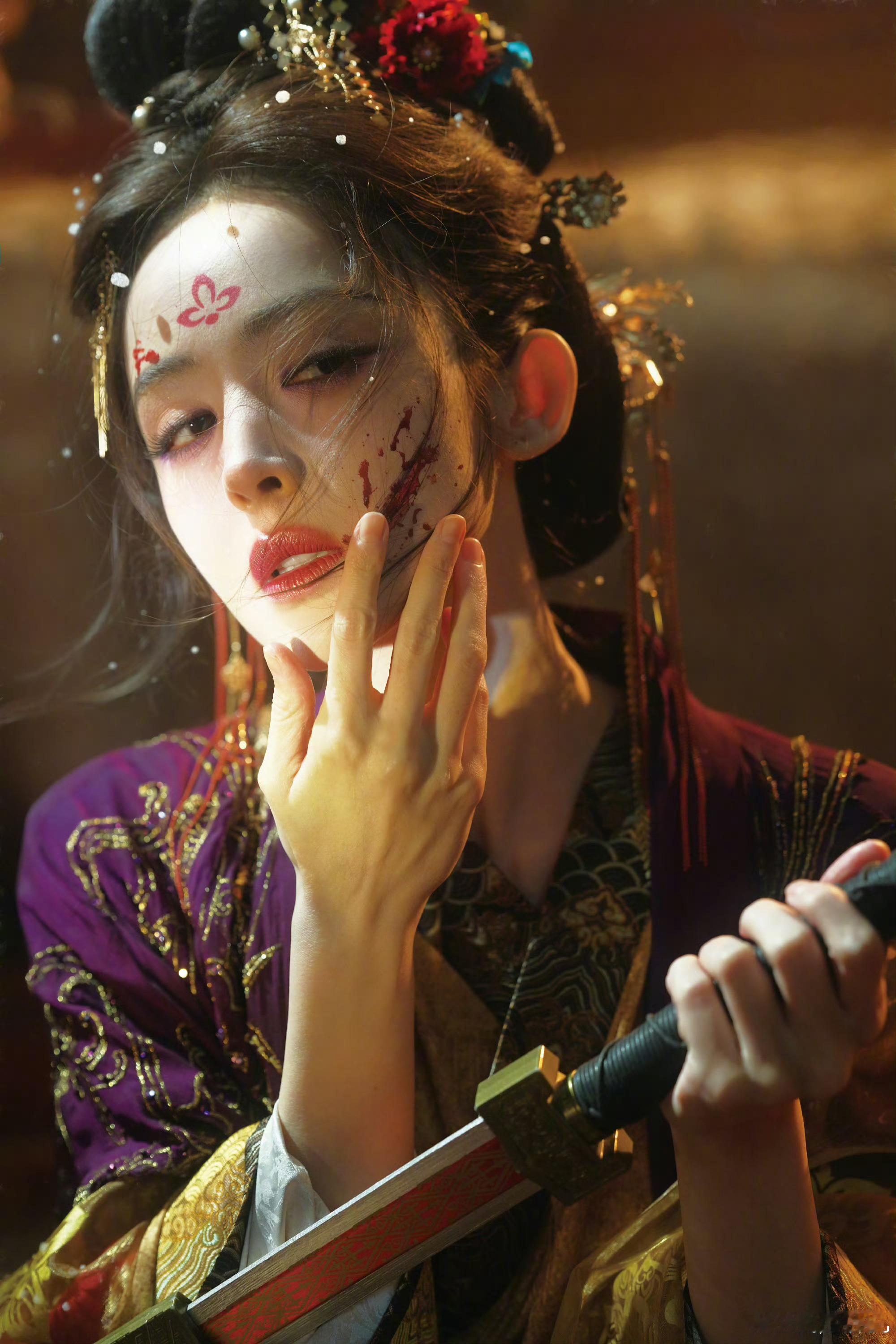 娜扎恶女感组照娜扎玉茗茶骨收官组照 原谅我词穷，只会说美爆了这组娜扎恶女感组照真