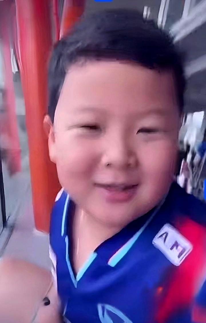 冯坤的儿子小小年纪，眉眼间全是妈妈的影子，网友笑称：“爸爸的基因，低调得像隐身。