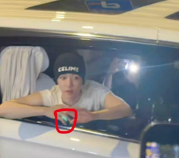 侯明昊疑似被激光笔照射律师谈侯明昊疑被激光笔照射每个人都拥有安全出行的权利，不应