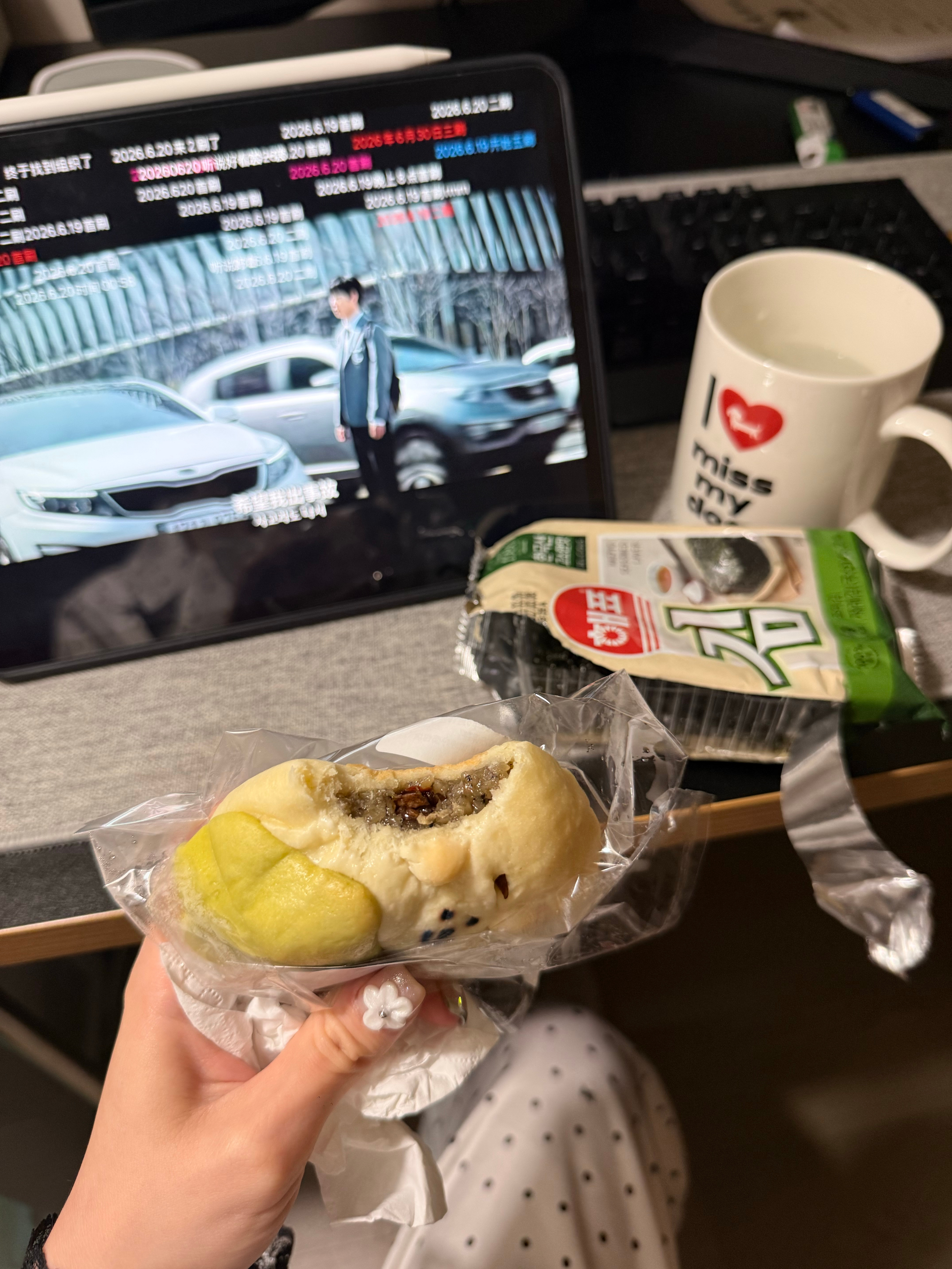 间歇性染上韩剧每天两眼一睁就是看剧打车路上都要拿ipad连手机热点看剧~_^ 