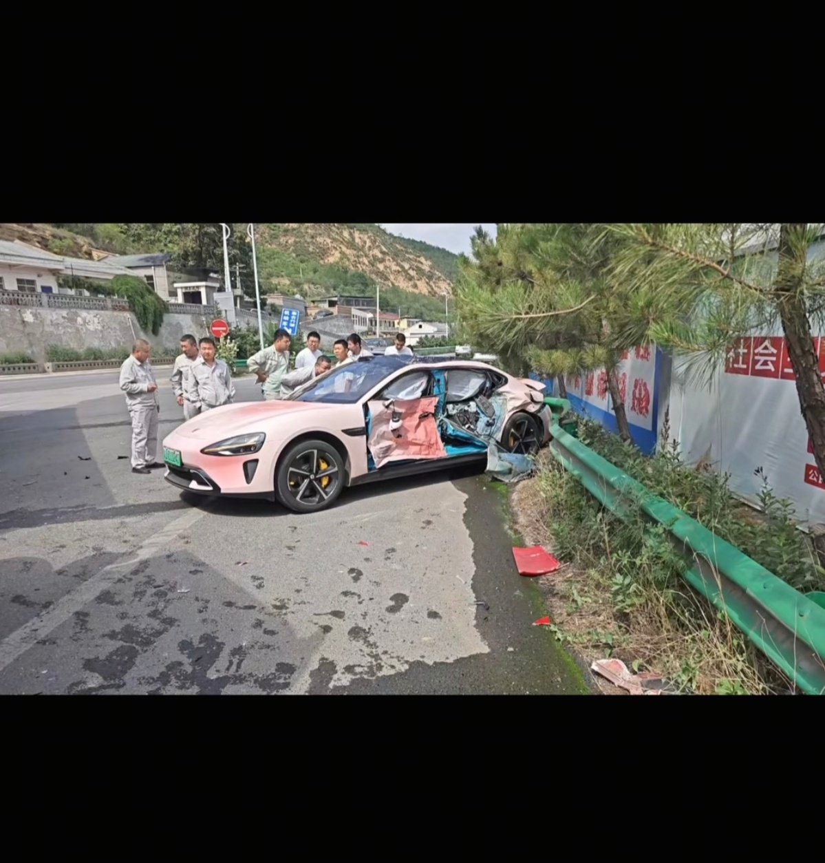 刷短视频，看到有辆SU7被“四骑士”时速80km/h撞击主驾驶，车主没有什么问题