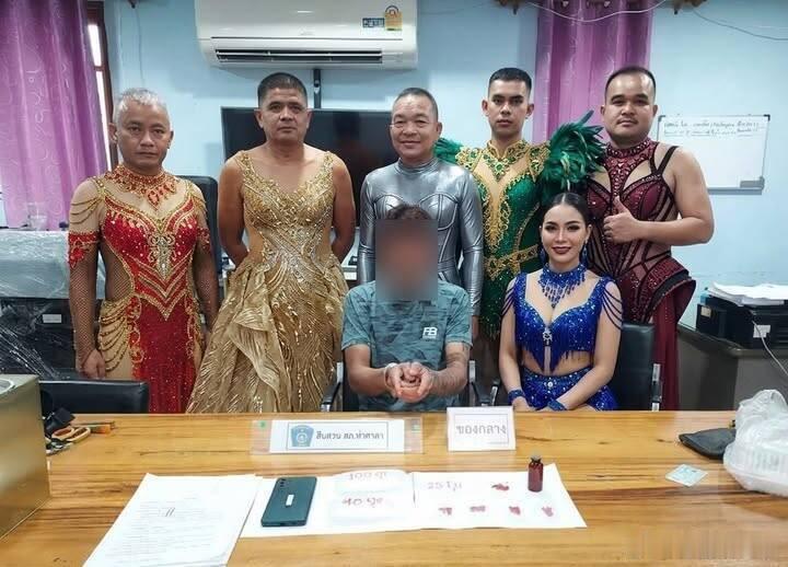 泰国5名壮汉警察男扮女装混入民俗庆典 当场抓获毒贩海外新鲜事 为在民俗庆典现场抓