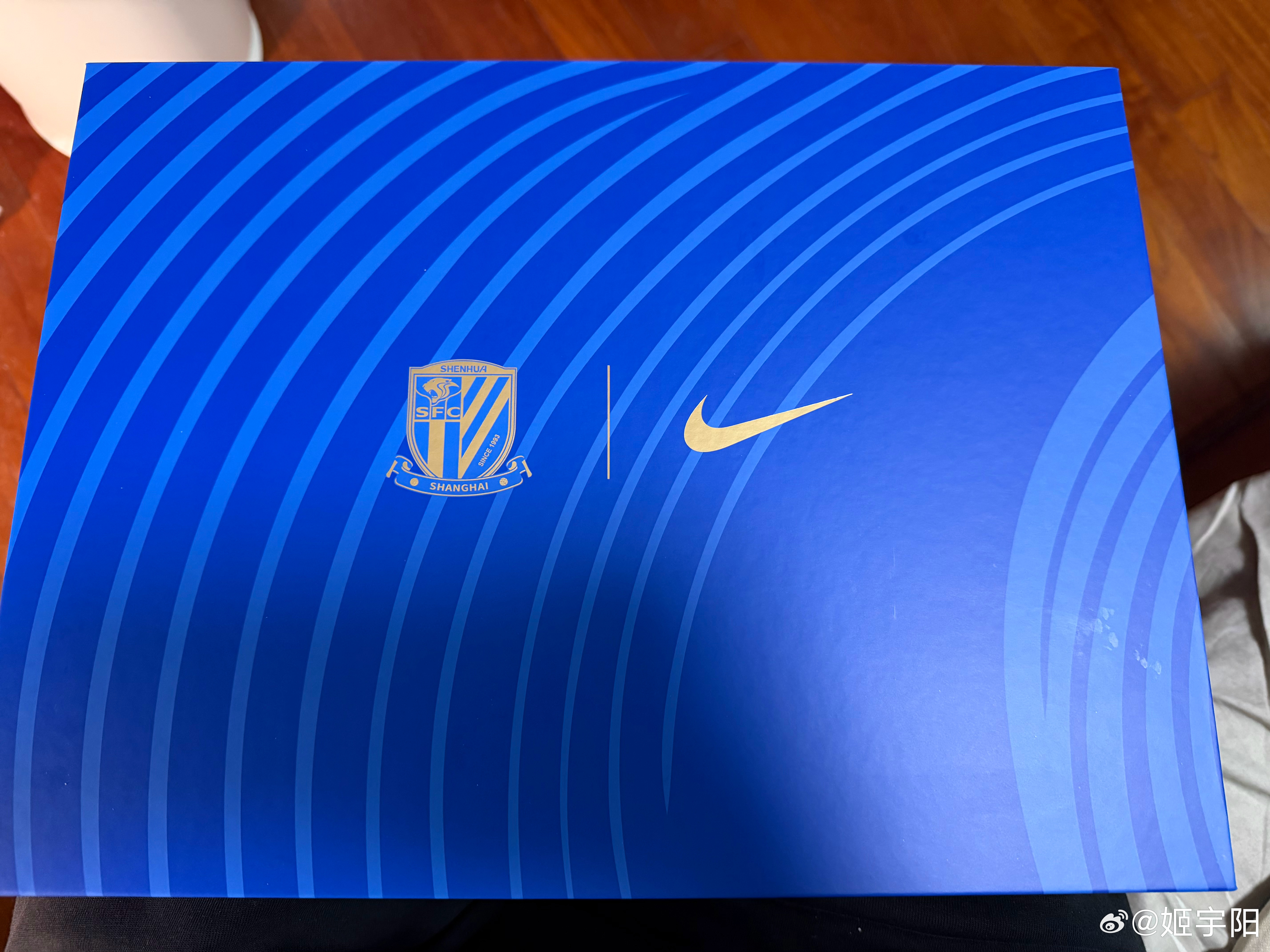 看到来自现场的图片，开场前致敬于汉超的 TIFO 相当震撼。于汉超传奇 20 限