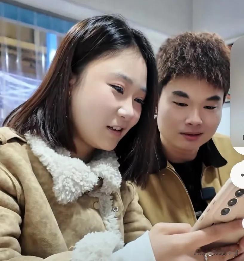 所有人都开始议论阿成的新恋情了，他离婚了，情感走向当然备受关注，从码农到网红，他