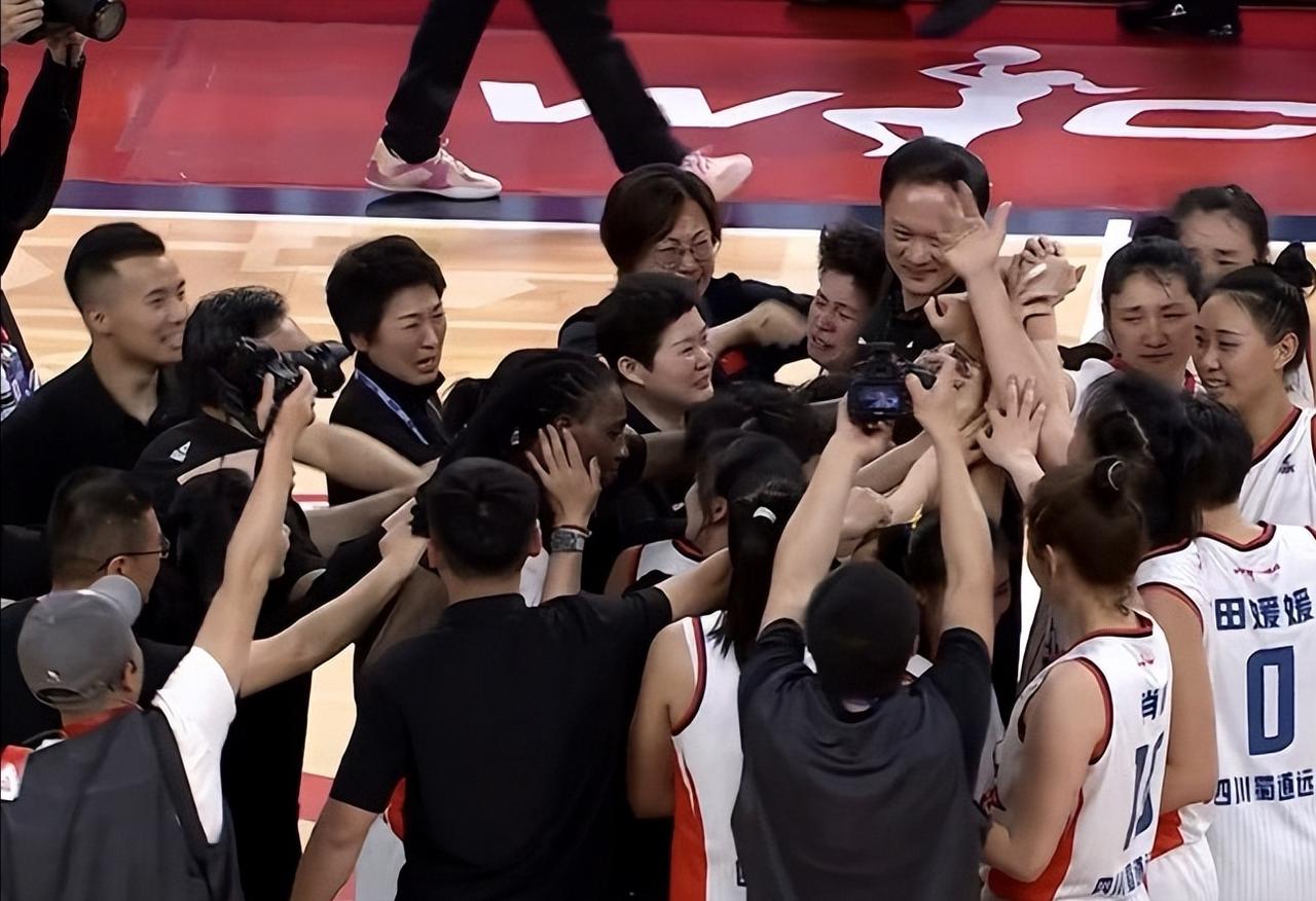 王思雨“偷”走了山西本该拿下的冠军奖杯。

毫无疑问，31岁的王思雨今晚化身王老