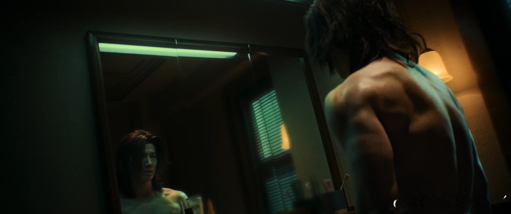 白敬亭就这么被绑到明年暑假 谁懂啊！以为小白演超人会超酷，结果《特立独行》里被绑