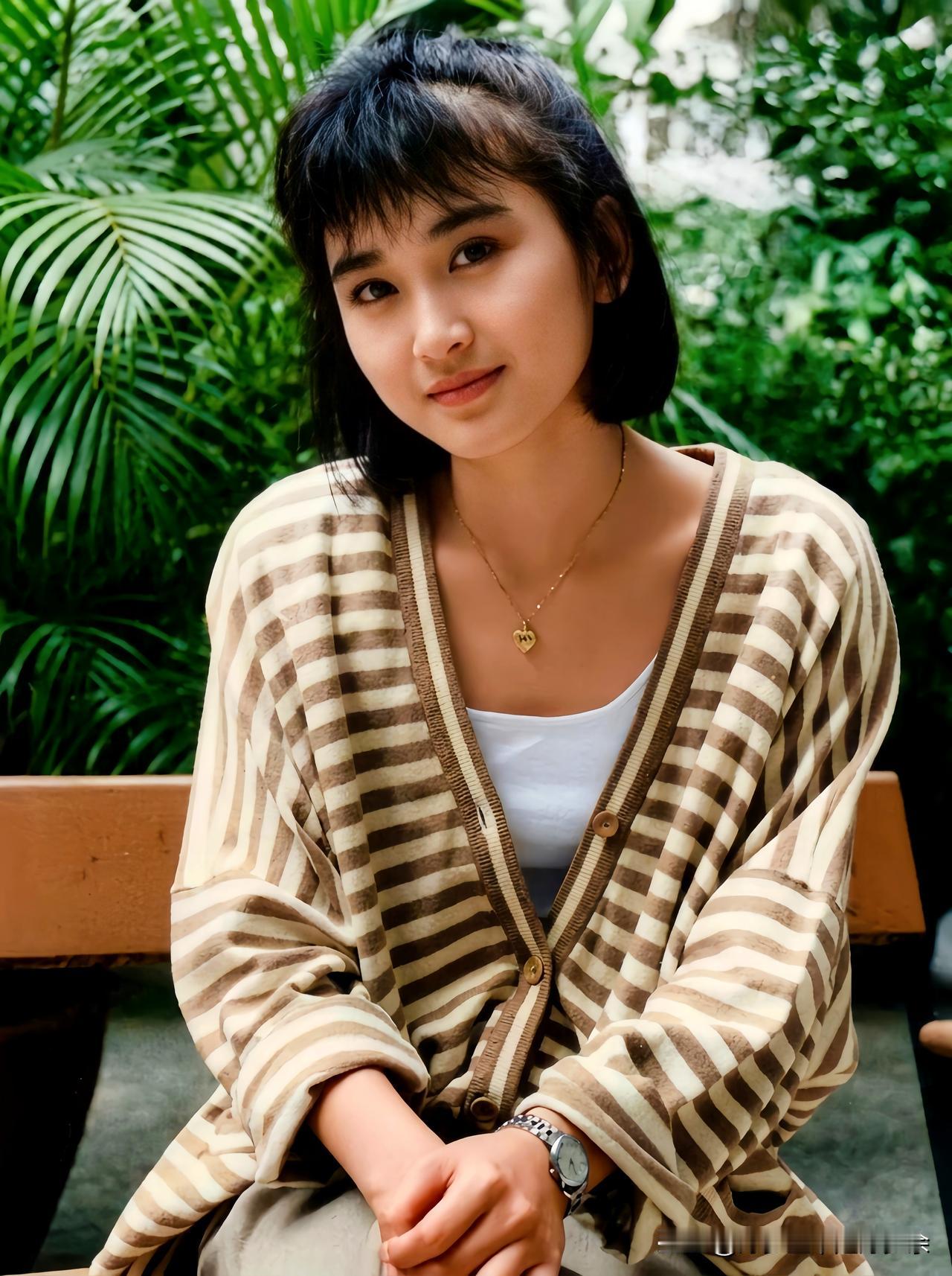 这是1984年女神温碧霞的一张留影老照片，当时温碧霞18岁，清纯灵动，真的太漂亮