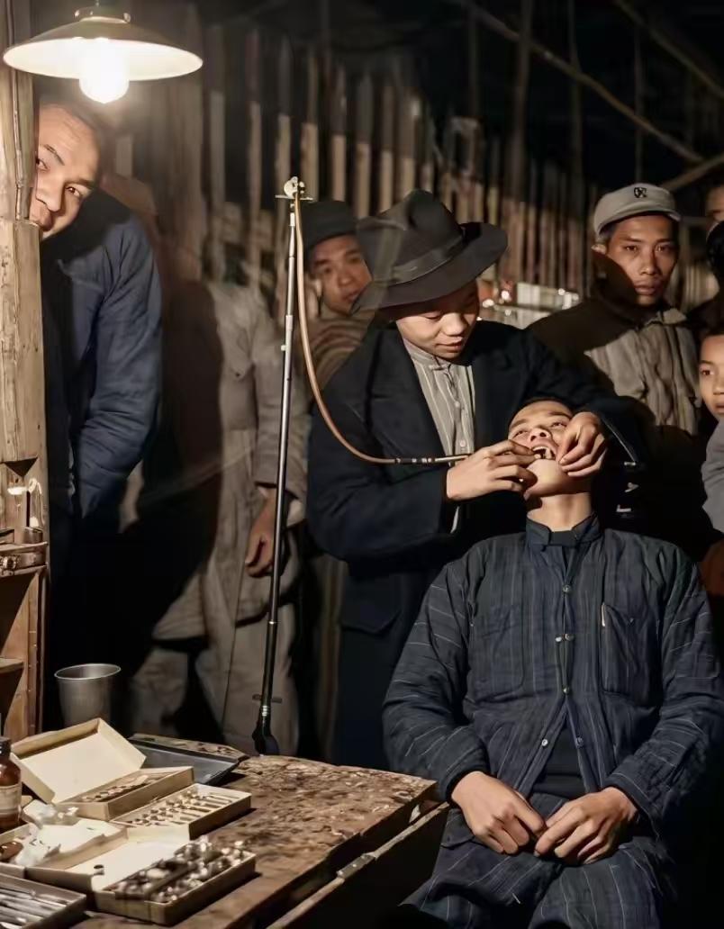 城市旧影里留存着往昔鲜活的印记，上世纪三十年代，昔日广州城区一处街边简易口腔牙医