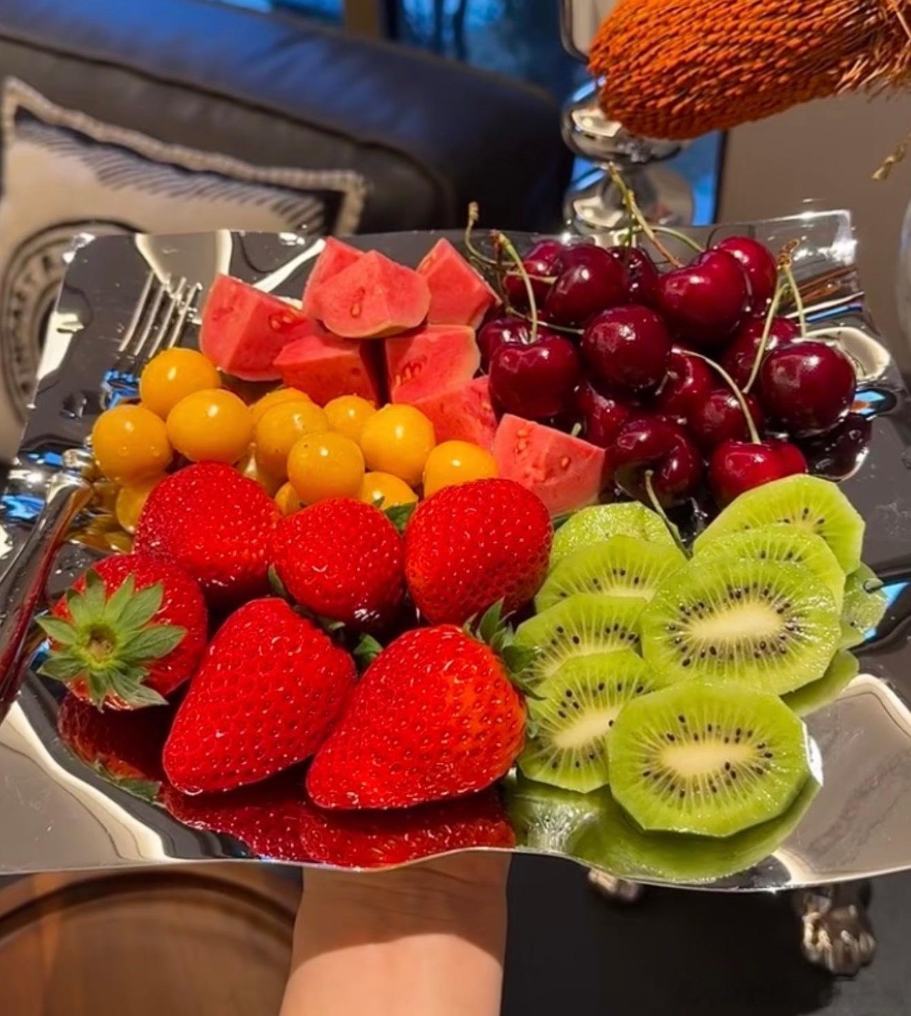 第一批用水果做菜的人吃商极高跳出水果只能生吃的固有思维，率先把菠萝、青梅、鲜梨融