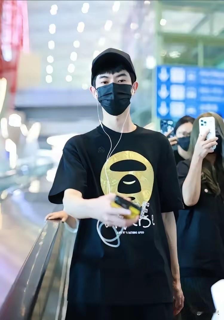 你发现没
他最后一次机场图里的笑，
和往常特别不一样
以往偶尔能从某张图里捕捉到