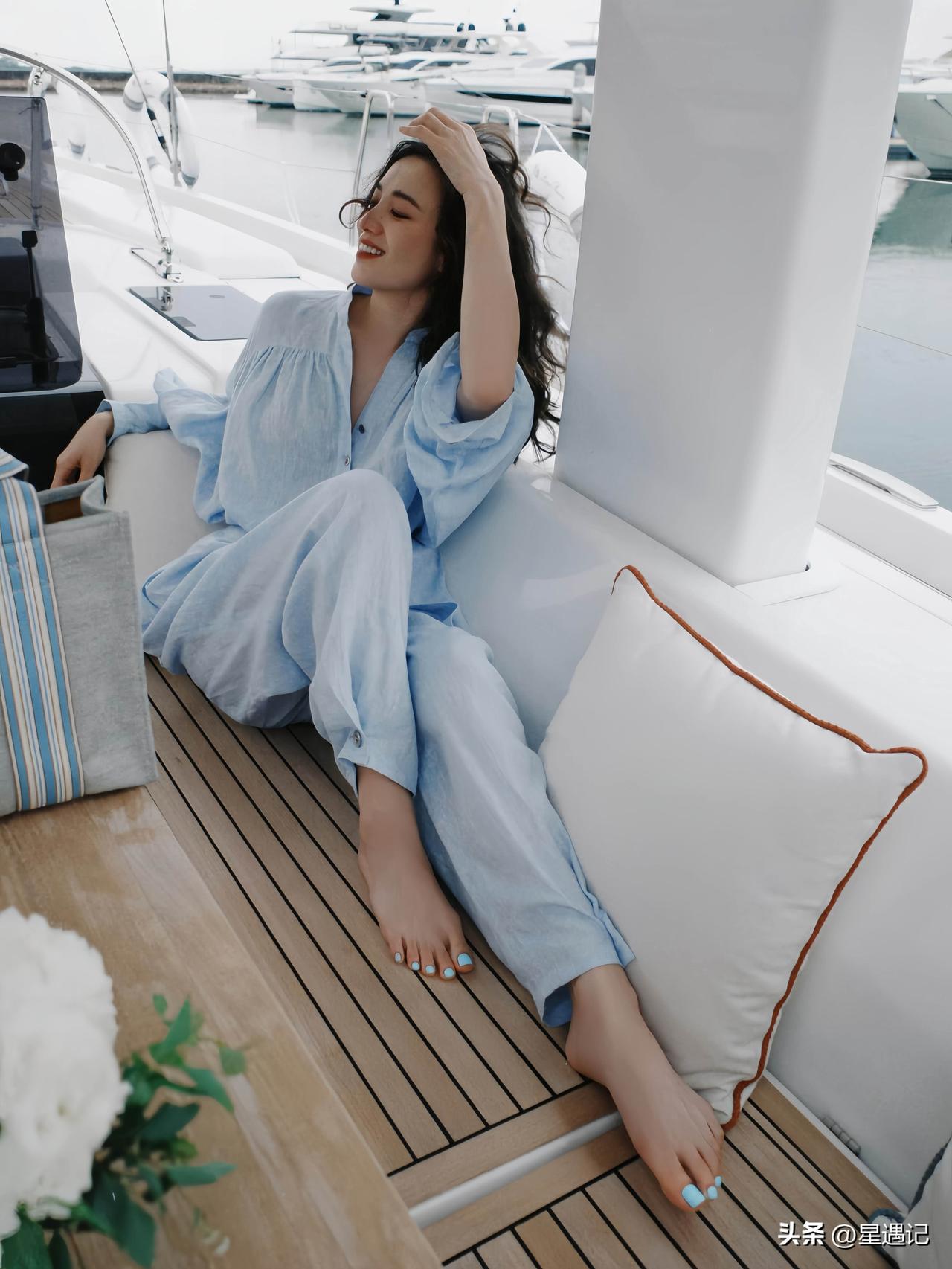浅蓝套装清爽舒服，宋佳这抹蓝色美甲格外抓人眼球