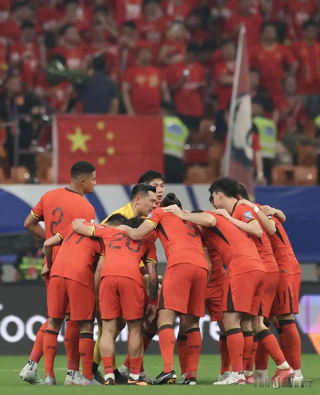 好巧不巧，国足之前被日本足球队打了个7比0，现在印尼队在客场被日本队6比0吊打。