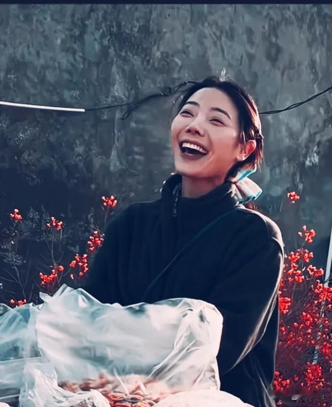 我就是一个卖菜的，为什么他们对我那么好，这是李富贵说的一句话，她每次去村里卖东西