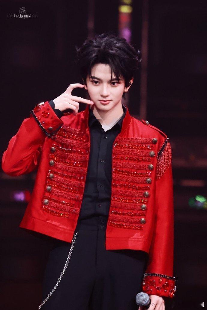 穆祉丞比心饭撒谁懂啊，穆祉丞上来就开始比心各种饭撒，还比了27疯狂尖叫中来表达激