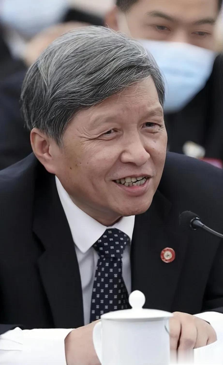 王树国校长的五个“反常”之处:

1.演讲不念稿子

王校长认为，演讲要切合实际