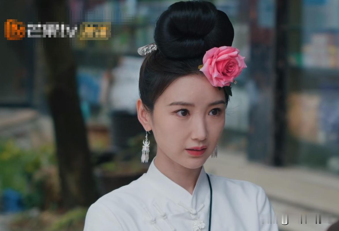 毛晓彤新剧，被嘲像木头人，太装了。
 
她和秦俊杰主演的《乌蒙深处》，在央一和芒