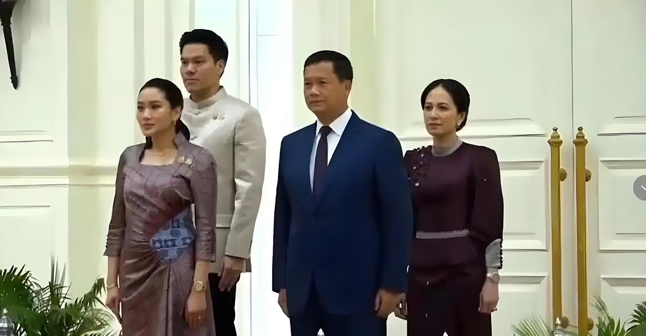 佩通坦和碧占莫妮‌站在一起，就凸显了佩通坦的魅力。

佩通坦与柬埔寨首相洪玛奈的