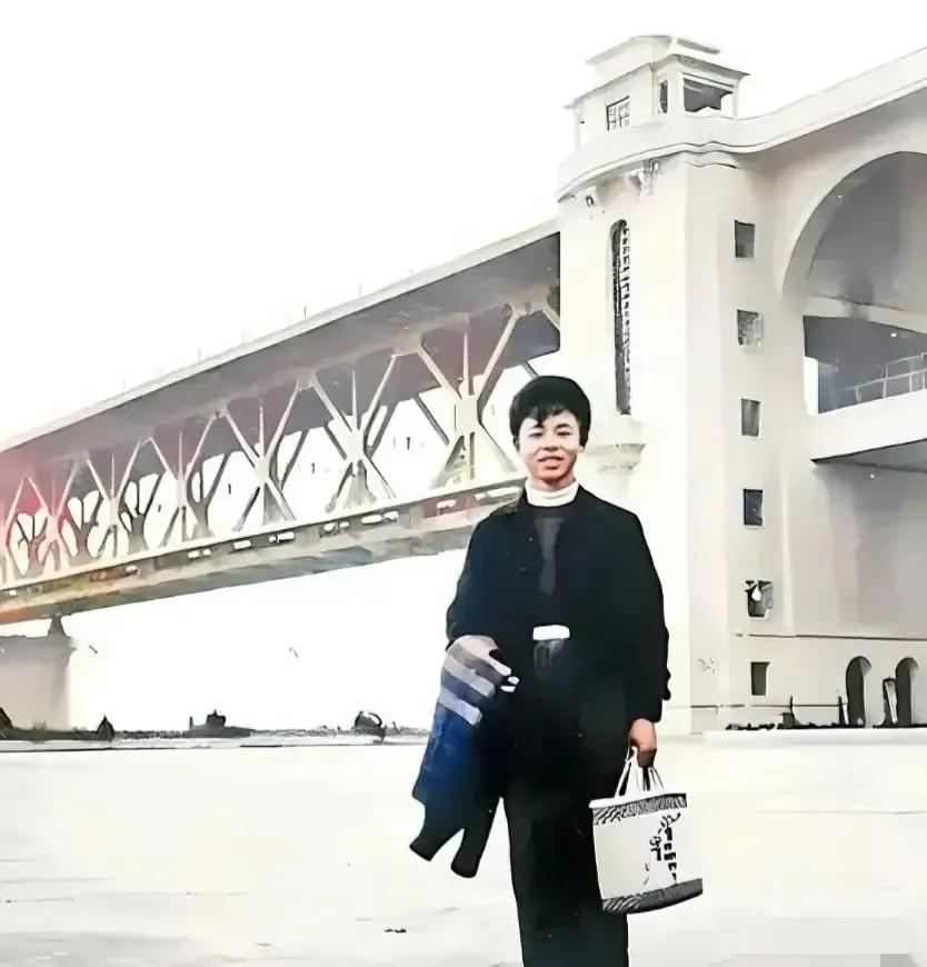 1958年，18岁的雷锋在武汉长江大桥前留下了这张珍贵的影像，那时的他还没有成为