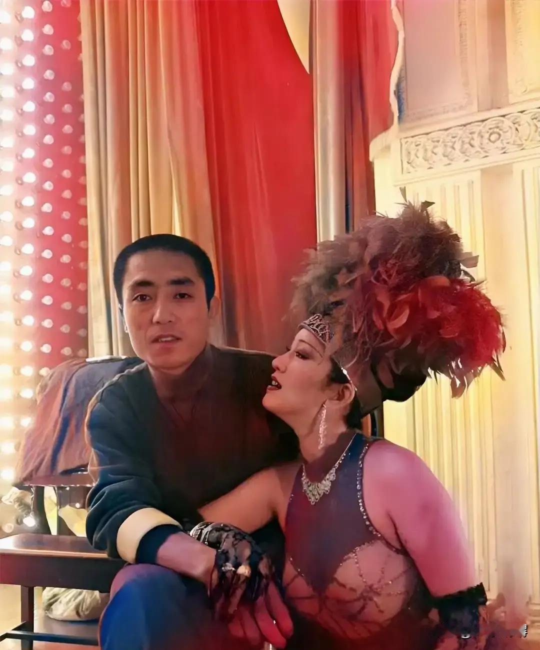 不是表演，是献祭。
巩俐最近聊张艺谋，用了这个词。
张艺谋要的从来不是演技，是把