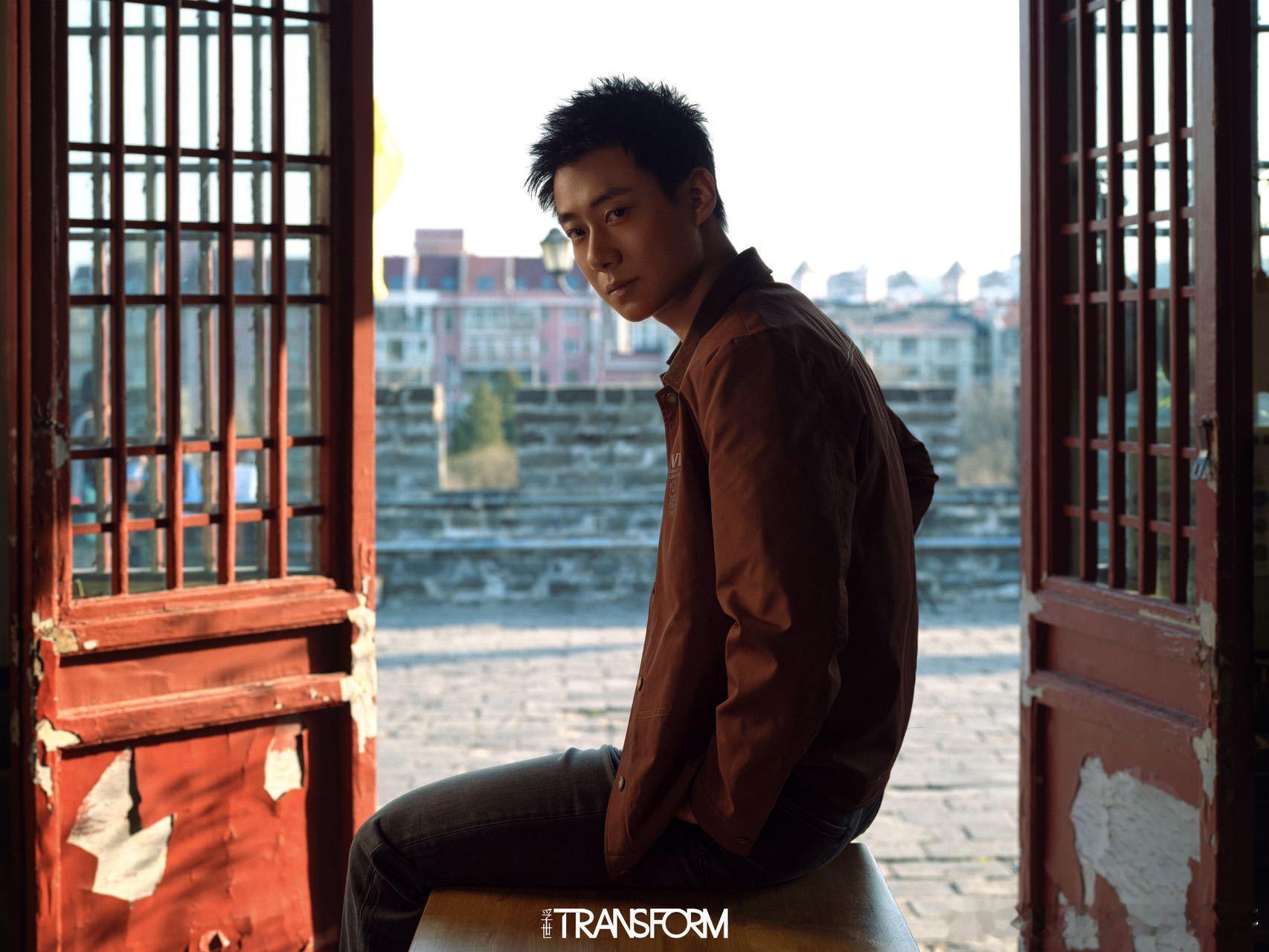 高至霆 高至霆在北京明城墙上拍杂志高至霆新中式春日感大片携手孚世杂志，于北京明城