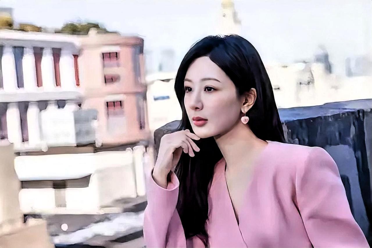 杨紫粉色蝴蝶结西装出征罗马时装周！🔥
3月11日机场启程，短发配粉西装清爽又贵