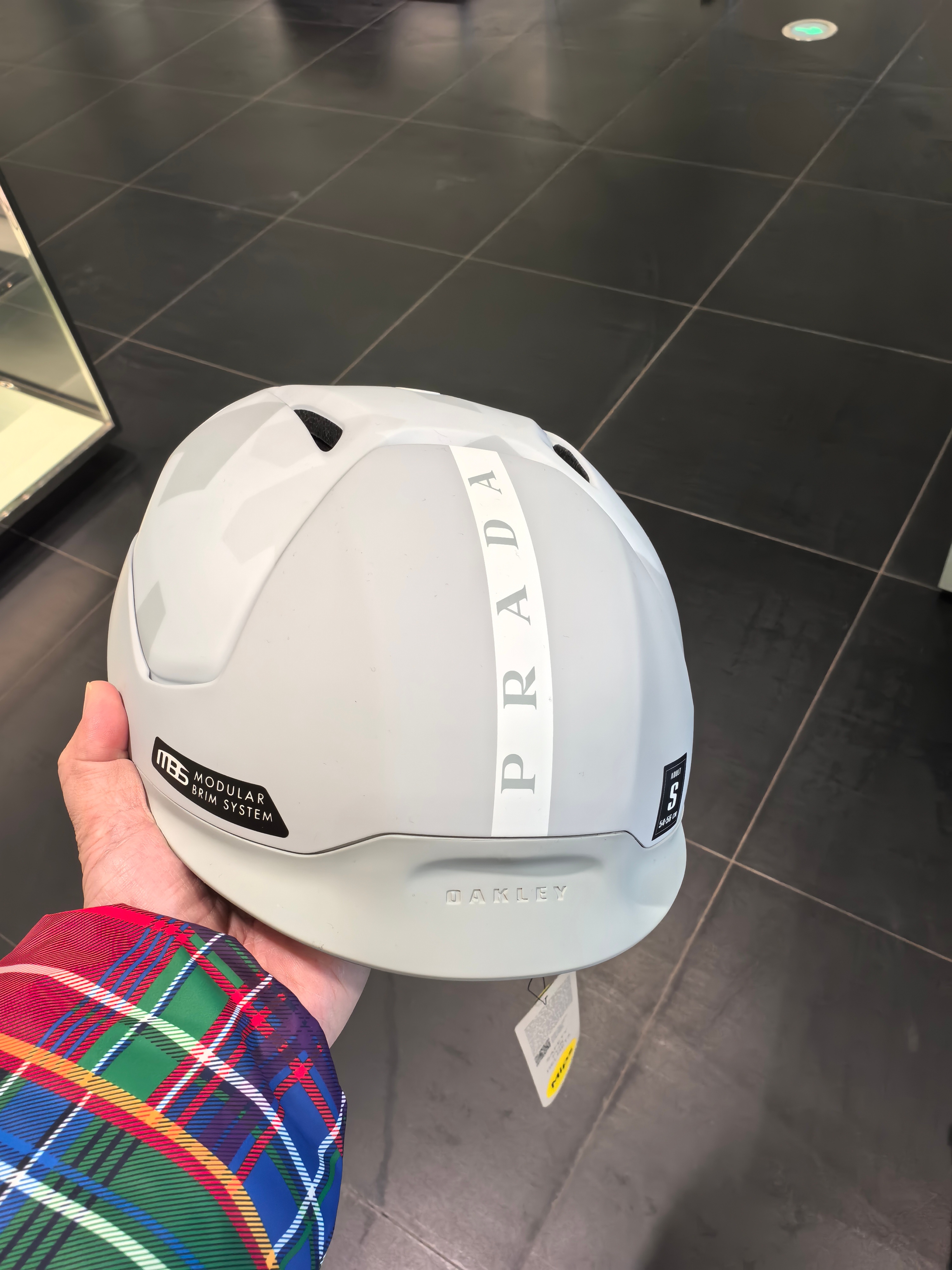 Prada头盔了解一下…还真不贵… 