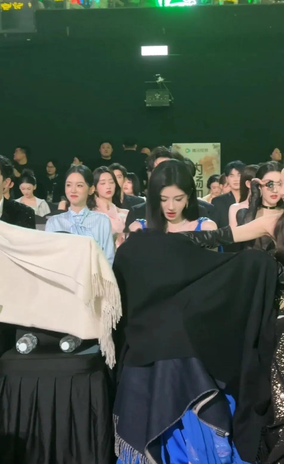 明星们也真够难的，鞠婧祎、宋祖儿、陈都灵想互相加个微信都费劲得很，还得一边一个大